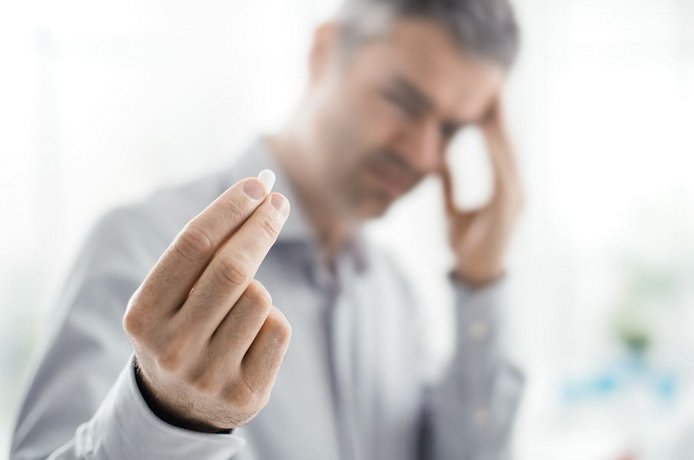 Migräne verursacht starke Kopfschmerzen, auch bei Männern.