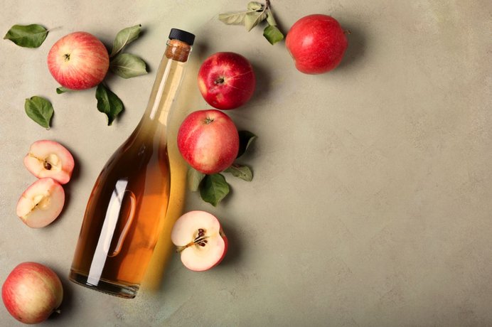 ©alefat - stock.adobe.com Flasche Essig aus Äpfeln