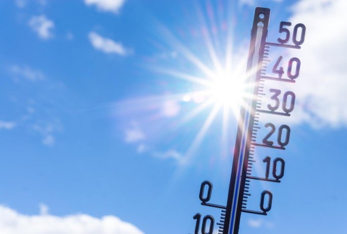 Thermometer zeigt 33 Grad an, dahinter scheint die Sonne