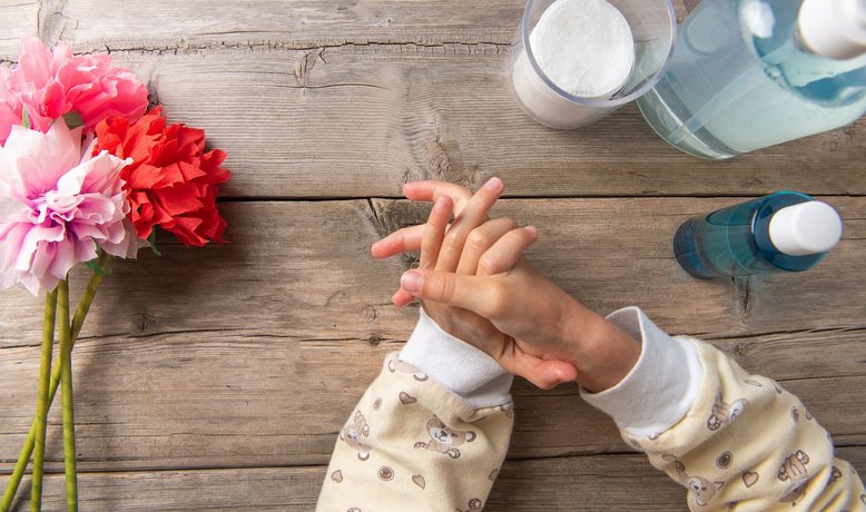 ©Makulov - stock.adobe.com Desinfektionsmittel kann für Kinder gefährlich werden.