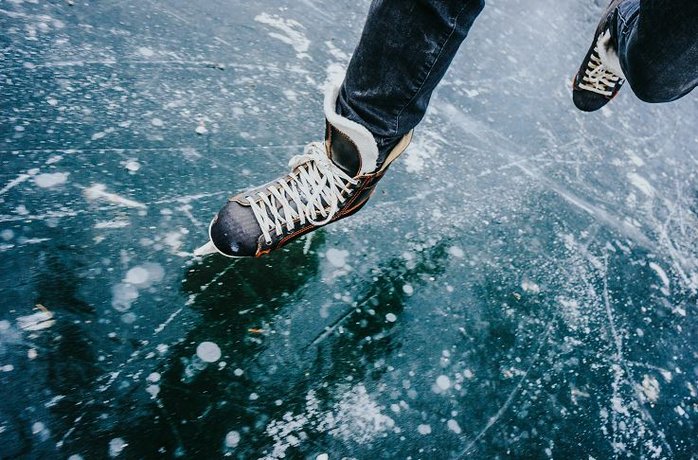 ©Kotarl - stock.adobe.com Auf die Sicherheit sollte man beim Eislaufen achten.