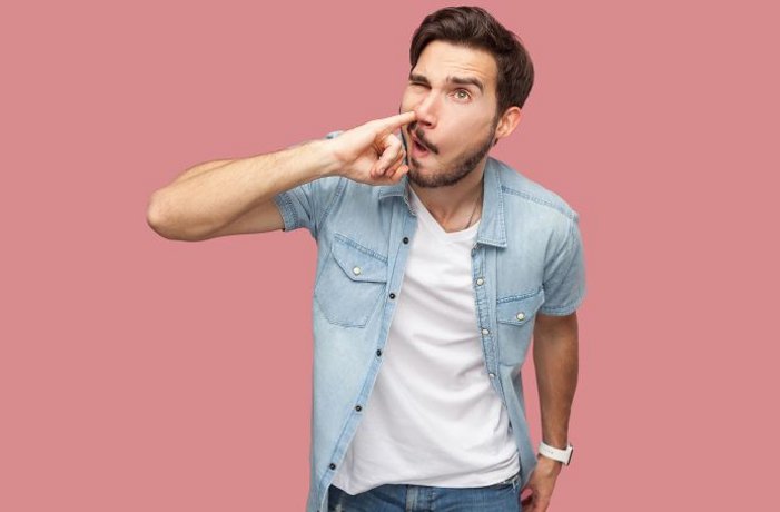 ©khosrork - stock.adobe.com Mann bohrt in der Nase.