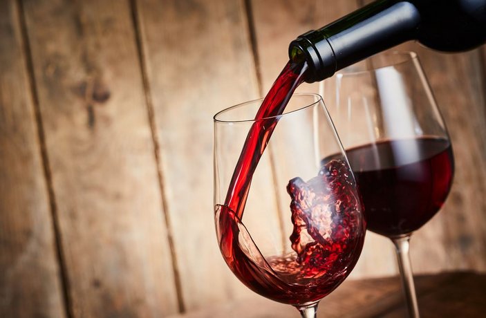 ©exclusive-design - stock.adobe.com Gläschen Wein nur ab und an trinken.