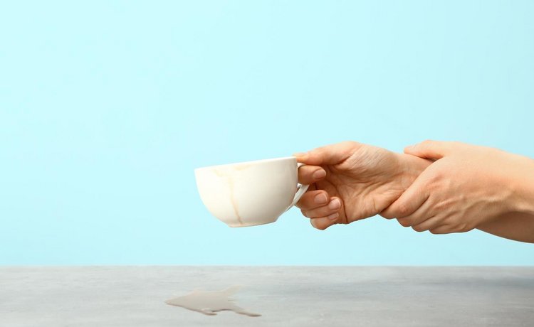 Eine Hand hält eine Kaffeetasse