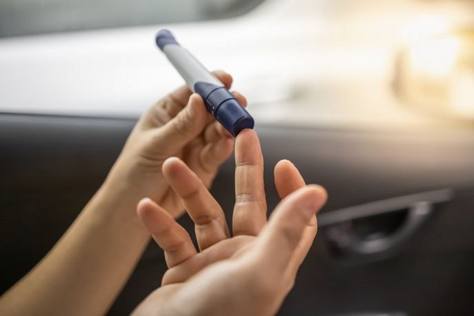©Montri - stock.adobe.com Blutzucker sollte man bei langen Autofahren immer prüfen.
