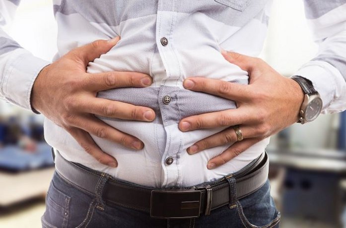 ©Thunderstock - stock.adobe.com Mann hält sich den Bauch.