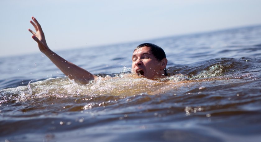 Mann im Wasser ruft um Hilfe