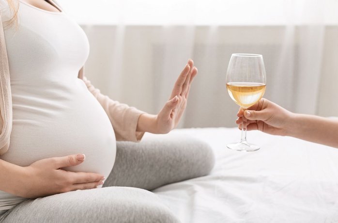 Frauen sollten in der Schwangerschaft ganz auf Alkohol verzichten.